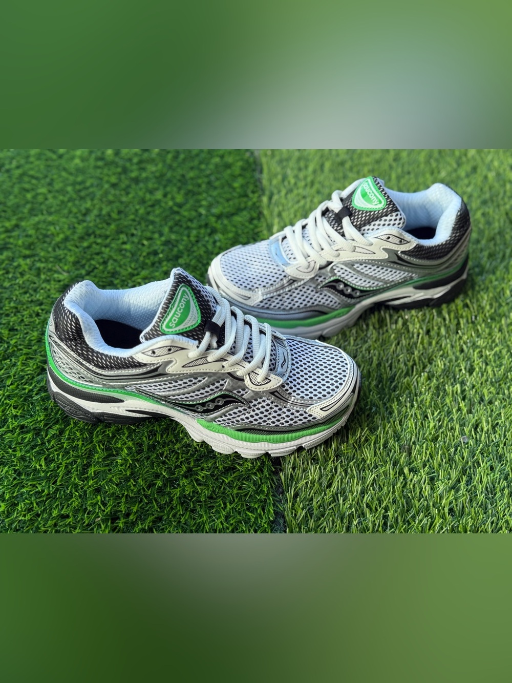 Size 7 Men’s And Women’s 8.5 - Saucony ProGrid Omni 9 Green